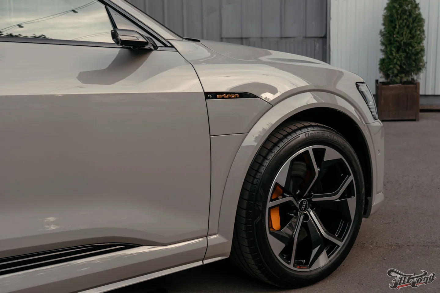 Оклеили Audi e-tron S глянцевым полиуретаном и сделали фирменный Шиномонтаж на вибростенде
